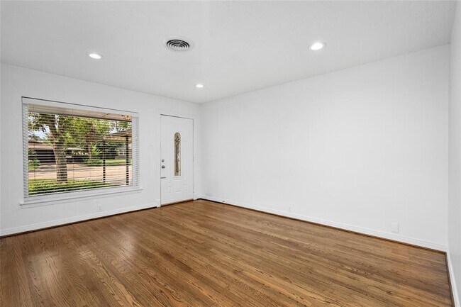 Foto del edificio - 3006 Carlford Cir