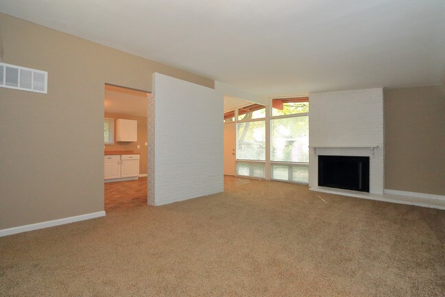 Building Photo - 15 Holly Ln