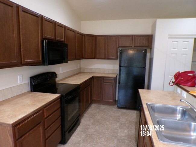 Building Photo - Spacious 3 bed 2 bath private cul-de-sac