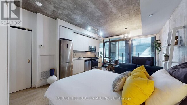 Building Photo - 111 Bathurst St