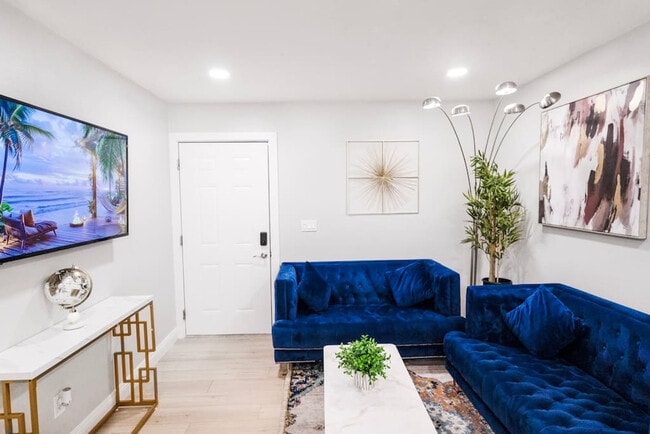 Foto del edificio - 8356 Adams St