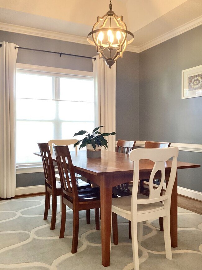Foto del edificio - 4 Bed/3 Bath Spacious Home! Extra 2 Car Ga...