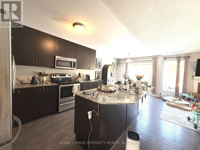 Building Photo - 325 Meadowbreeze Dr
