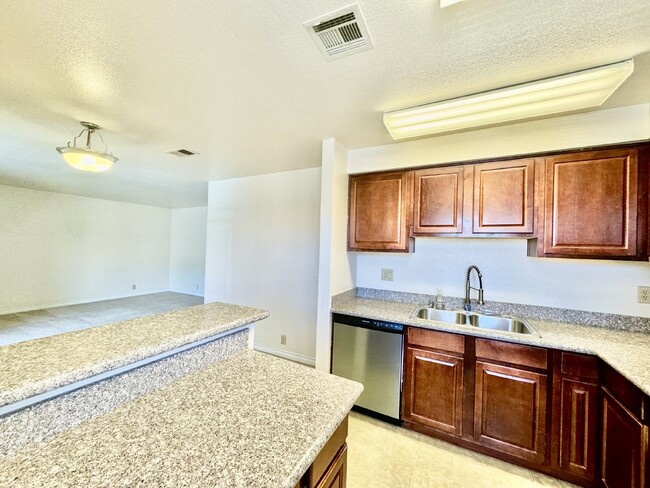 Building Photo - 2 bedroom 2 bath condo for rent in guard g...