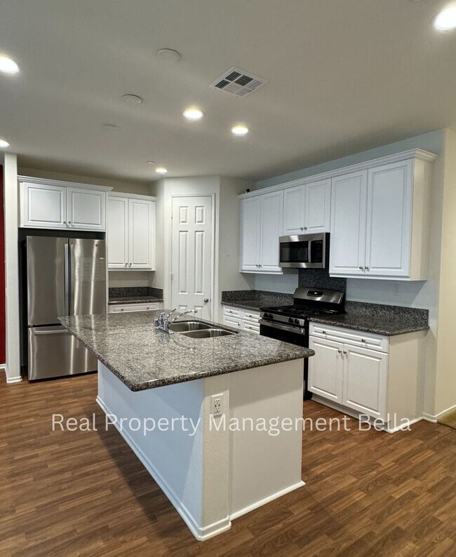 Foto del edificio - Beautiful Corner-Lot Home with Open Floor ...