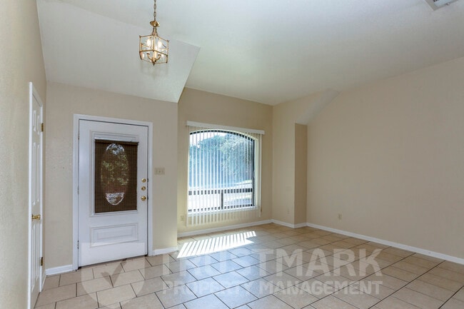 Building Photo - 800 Silver Creek Dr