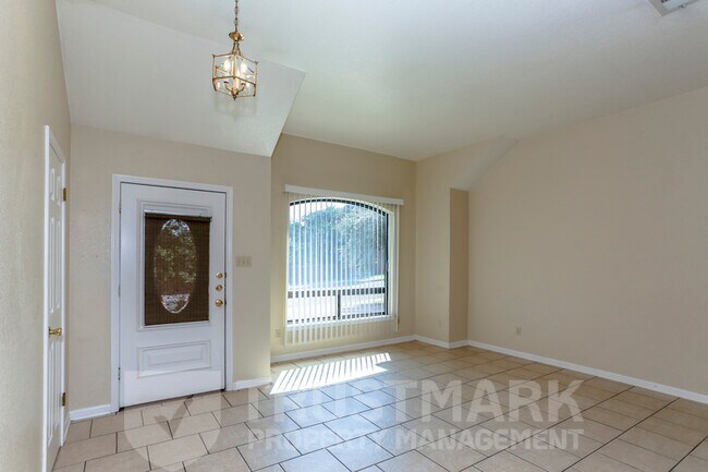 Foto del edificio - 800 Silver Creek Dr