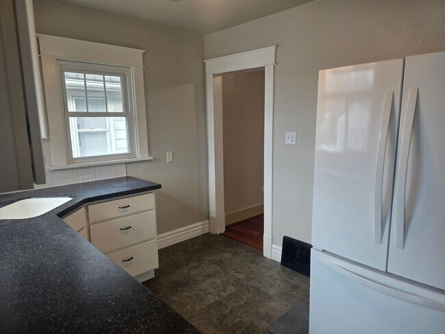 Foto del edificio - 3-Bedroom, 1-Bathroom Home with Basement & Garage – $1,375/Month | Accepting Section 8