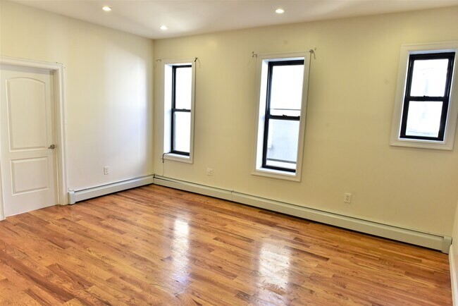 Bedroom - 524 Riverdale Ave