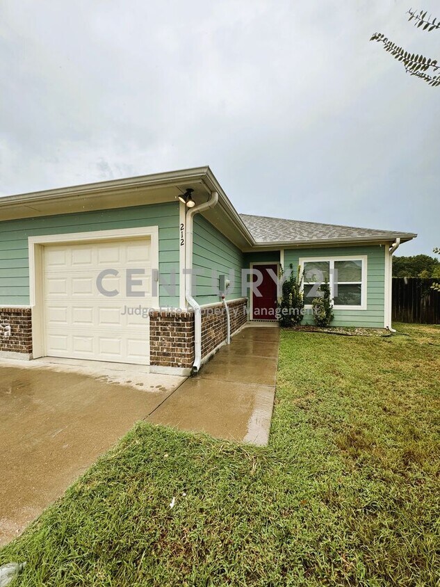 Primary Photo - Beautiful 2/2/1 in Kemp For Rent!
