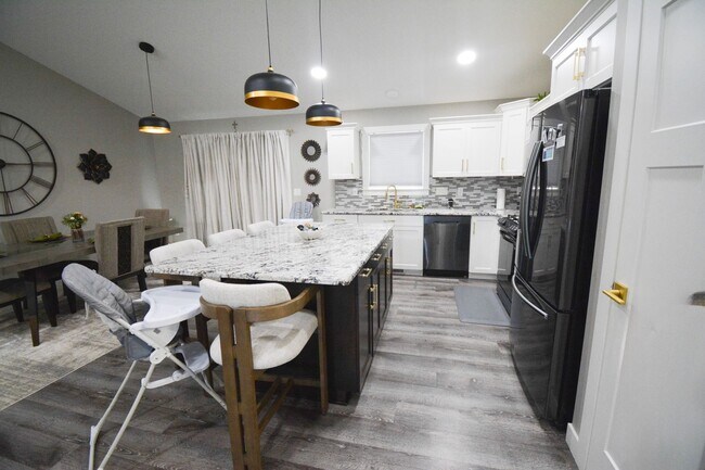 Foto del edificio - 5 Bed | 3 Bath | Luxury Living at Its Finest