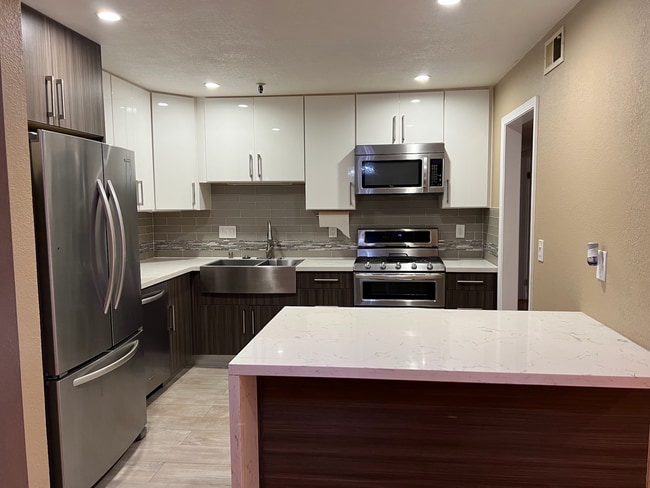 Building Photo - Spacious 3 Bed 2 Bath Condo Located in Desirable Mountain View Location