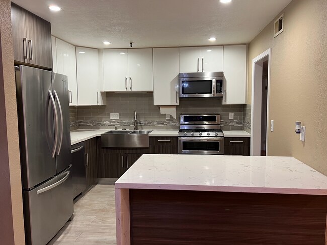 Foto del edificio - Spacious 3 Bed 2 Bath Condo Located in Desirable Mountain View Location