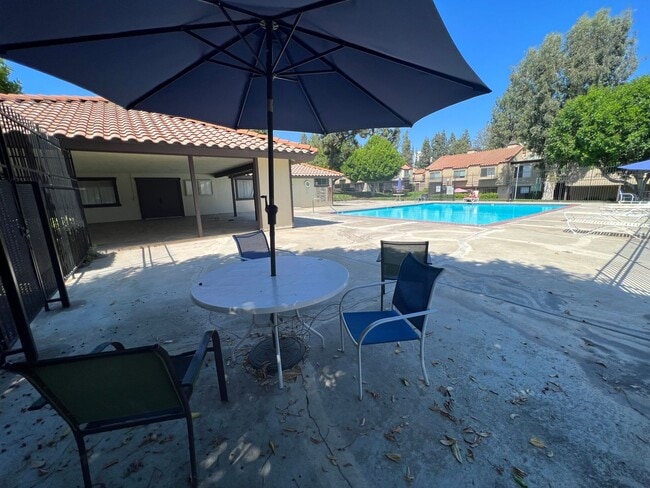 Foto del edificio - Fully updated condo in Montclair with complex amenities