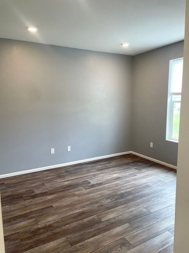 Building Photo - Beautiful 4bd 3.5 bath townhome for rent