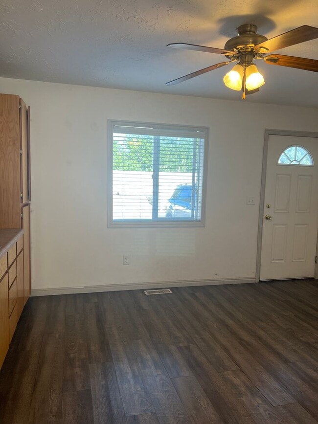 Building Photo - 2 bed 1.5 bath unit in the Meadows