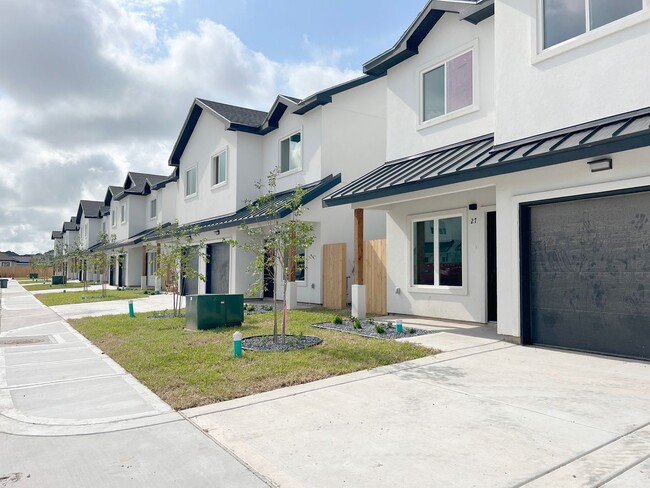 Building Photo - Luxury Townhome In Gated Community (Close ...