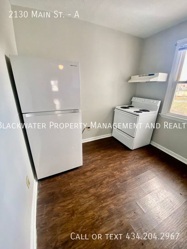 Building Photo - 3 Bedroom Downtown Apartment!