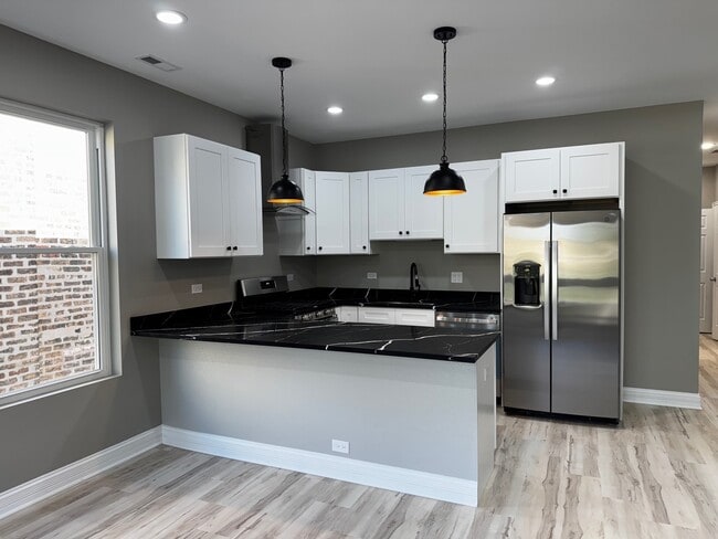 Building Photo - 623 N Hamlin Ave