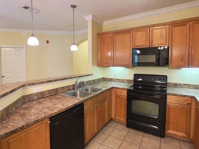 Foto del edificio - Campus View - Furnished 3 Bedroom, 3 Bathroom Apartment