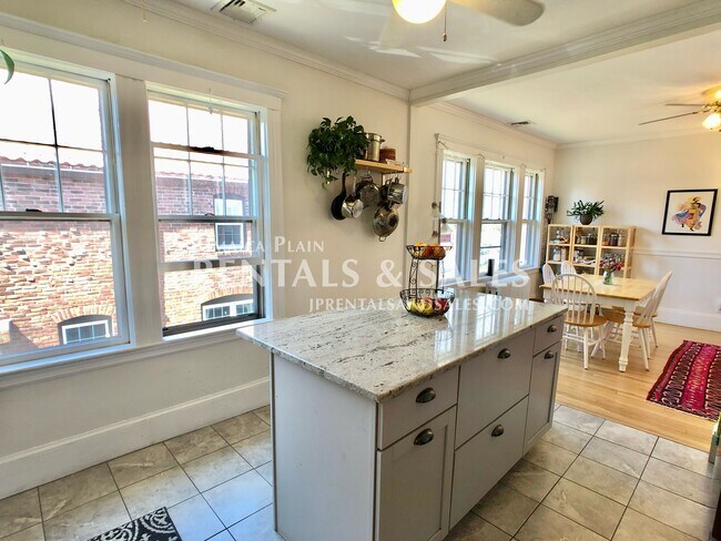 Foto del edificio - 32 Lakeville Rd