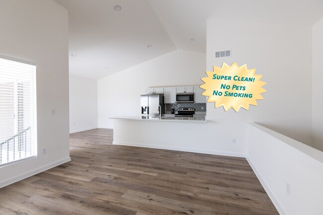 Sala de estar, comedor, cocina - 5347 Pinecrest Ct N