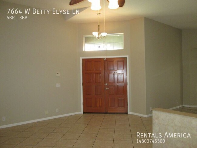 Building Photo - Beautiful Large split level home!