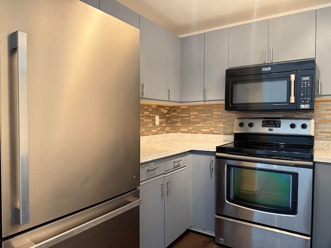 Building Photo - 4 Churchill Ct