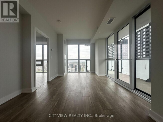 Photo du bâtiment - 430-2430 Square One Dr