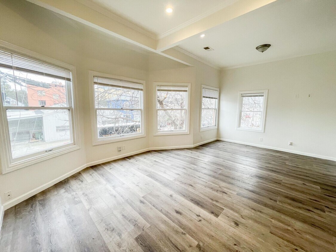 Primary Photo - 2 Bed 2 Bath Flat Apartment in Old Oakland