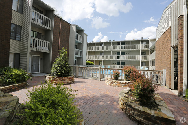 Building Photo - The Courtyard on Randolph