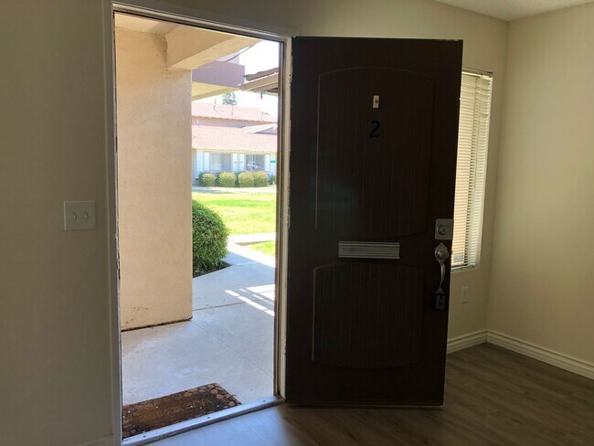 Foto del edificio - Ground floor 2 bed, 2 bath + 1 car garage w/laundry hook ups + 1 spot