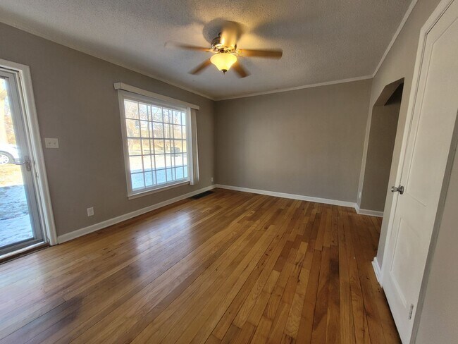 Foto del edificio - Great two bedroom duplex on Urbandale Avenue!
