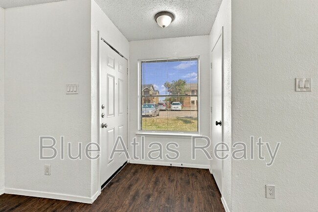 Foto del edificio - 5104 Herrick Ct