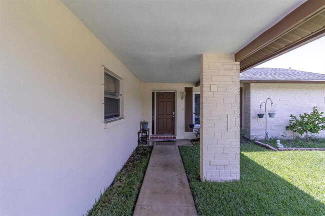 Building Photo - 10531 Meadow Hill Dr