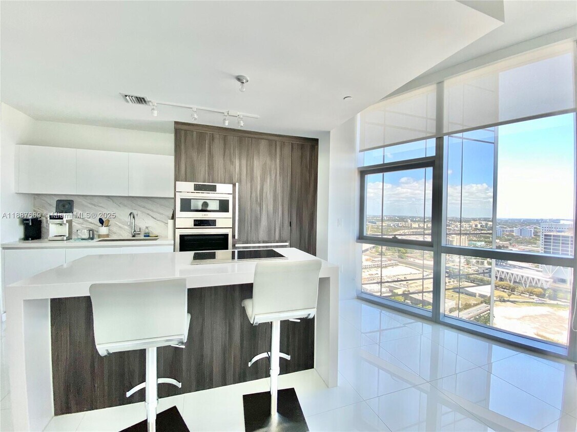 Foto principal - 851 NE 1st Ave