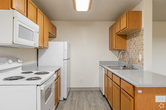 2BR, 2BA - 946SF - Kitchen - Halsey Heights