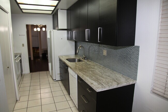 Kitchen has stove, refrigerator, washing machine and drier, marble kitchen counter - 4280 Via Arbolada