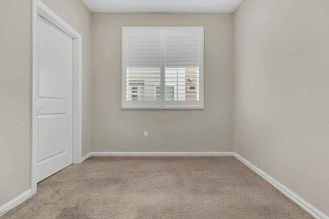 Foto del edificio - 37335 Duckling Ter