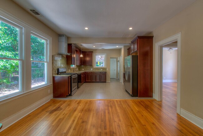 Foto del edificio - 3211 Hampton Rd
