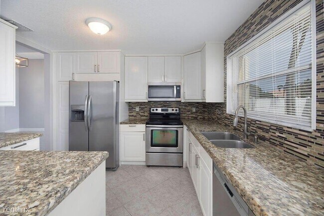 Building Photo - 4 br, 3.5 bath House - 491 SW 182nd Way