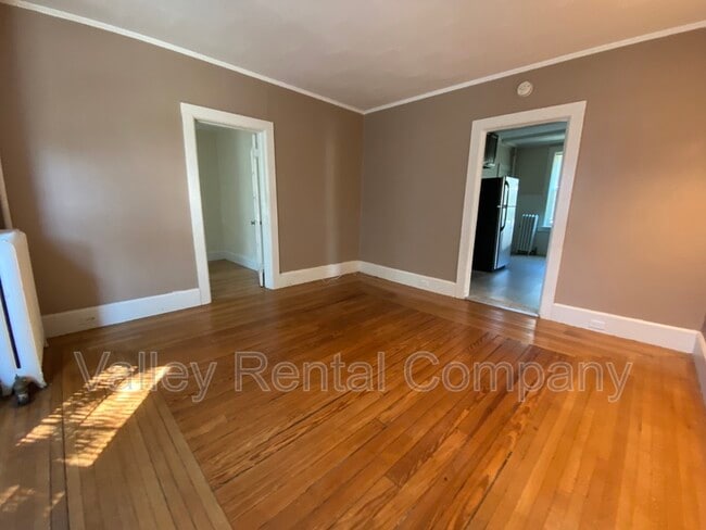 Building Photo - 200 King St