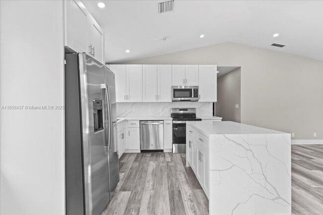 Foto del edificio - 6120 SW 63rd St