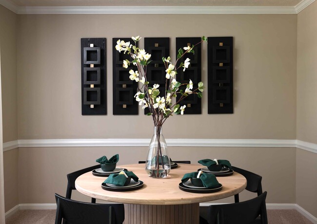 Dining area with crown molding and chair rail - Hurstbourne Grand Apartments