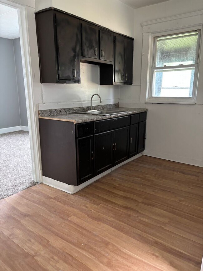 Building Photo - Charming 3-bedroom home, ready for you!