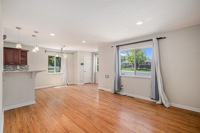 Building Photo - Don't miss this University Hills Home!