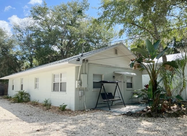 Building Photo - Newly Listed! Available now.
