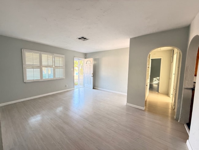 Foto del edificio - 8453 Hazeltine Ave