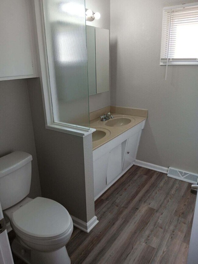 Foto del edificio - 3 bedroom 1 bath in Southwest Topeka