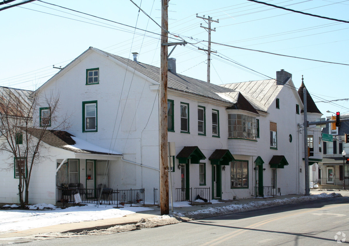 Building Photo - 3197-3199 Main St